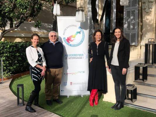 Photo de célébration de l'analyse du cycle de vie avec le dirigeant d'Insobat, 2 personnes de la Mission Transition Energétique et moi.